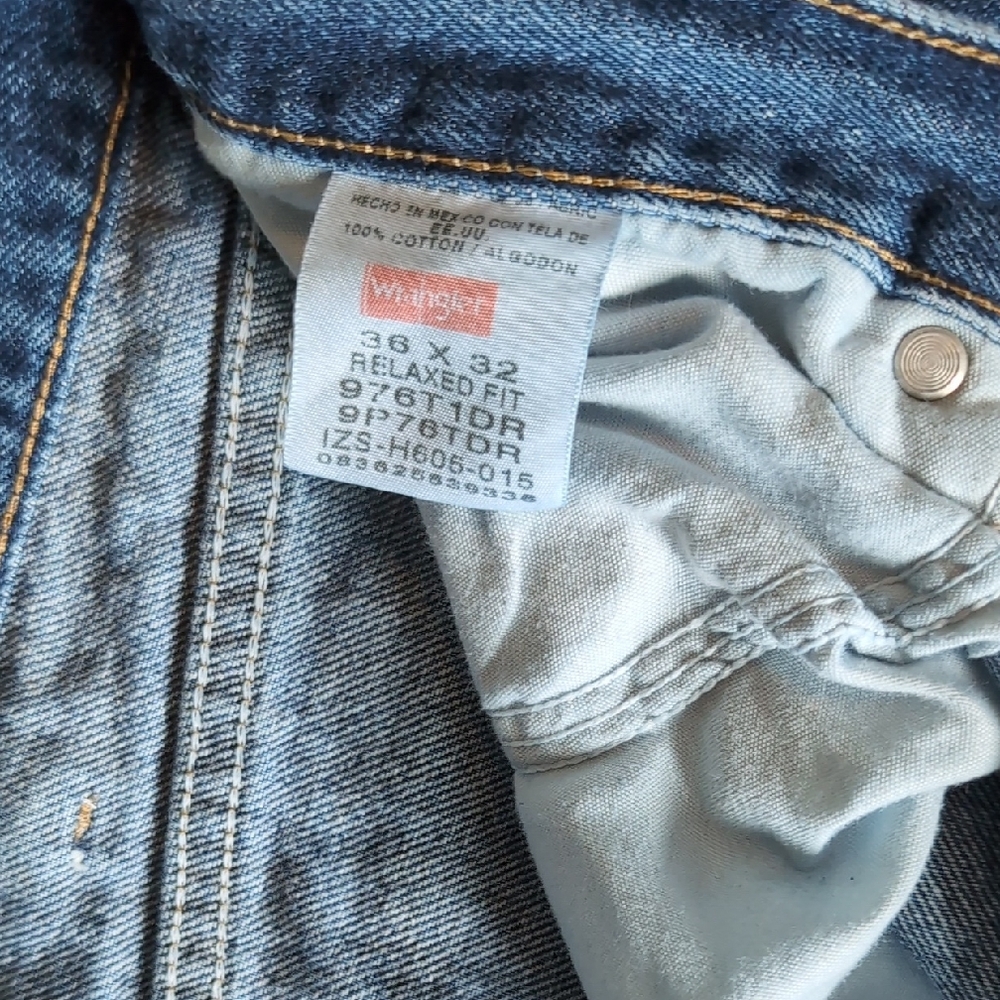 Wrangler Men's Deep Blue Relaxed Jeans - Picture 2 of 5